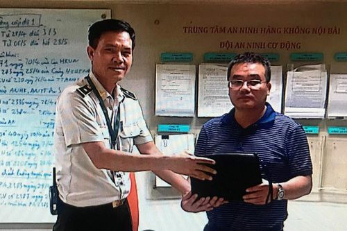 Trao trả lại hàng trăm triệu đồng để quên tại sân bay Nội Bài
