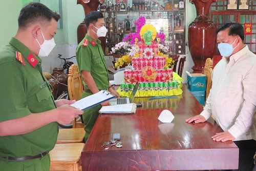 Can thiệp hệ thống cấp biển số, 2 cựu CSGT bị bắt tạm giam