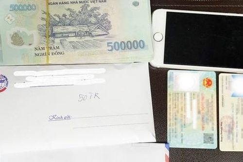 Nhiều hành khách bỏ quên số tiền lớn ở sân bay mùa cao điểm