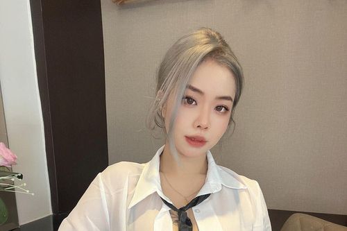 Hot girl xăm trổ mặc xuyên thấu lộ nội y, khoe body 'ná thở'
