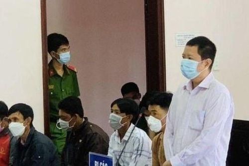Cán bộ trung tâm phát triển quỹ đất lừa bán đất nền cho hàng chục người dân