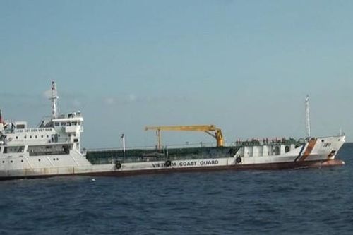 Hỗ trợ xăng dầu cho các tàu tìm kiếm tàu cá có 15 lao động bị mất liên lạc