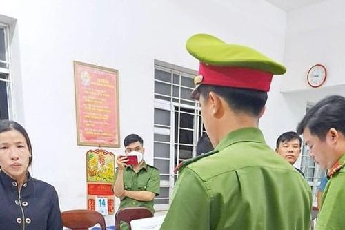 Bắt nữ đối tượng chuyên vào trường học lừa lấy điện thoại học sinh