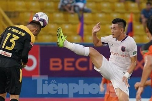 Tiến Linh góp công giúp B.Bình Dương thoát thua trên sân nhà