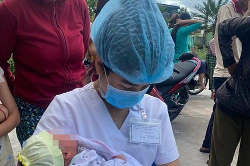 Bé gái sơ sinh bị bỏ rơi trước nhà dân