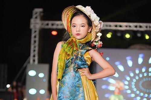Dàn mẫu nhí sải bước tự tin trong show thời trang ở miền núi