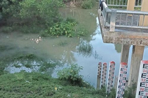 Dắt nhau đi chơi, 2 chị em rơi xuống cống tử vong