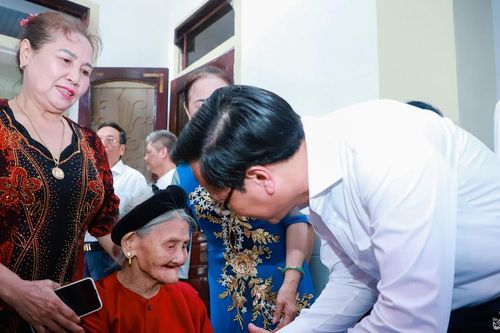 Bộ trưởng Đào Ngọc Dung thăm, tặng quà cán bộ lão thành cách mạng, tiền khởi nghĩa, thương binh tại Nghệ An