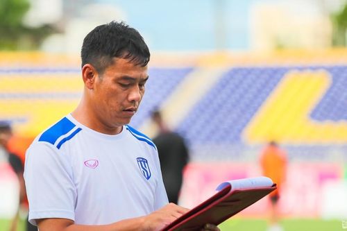 HLV Huy Hoàng ấn tượng về bản sắc Nghệ Tĩnh trong trận Derby trên sân Vinh