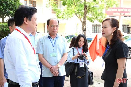 Thứ trưởng Bộ GD&ĐT kiểm tra công tác chấm thi Kỳ thi tốt nghiệp THPT tại Hà Tĩnh