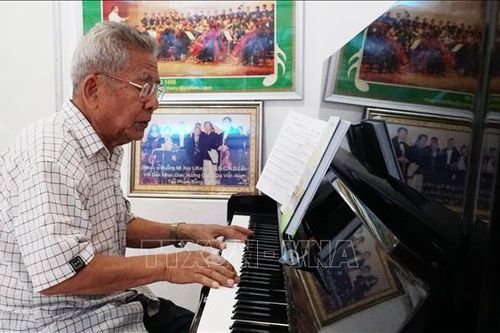 Tình cảm ấm áp của người nhạc sĩ Lào luôn dành tình yêu đặc biệt cho Bác Hồ