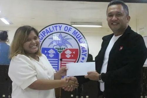 Thị trấn ở Philippines yêu cầu công chức phải cười khi tiếp dân