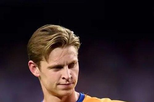 De Jong 'quay xe' khiến Barcelona đứng ngồi không yên