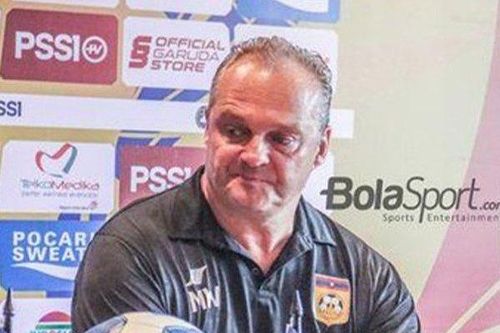 HLV U19 Lào: 'CĐV chủ nhà hãy cổ vũ bằng hành động, đừng nói mồm nữa'