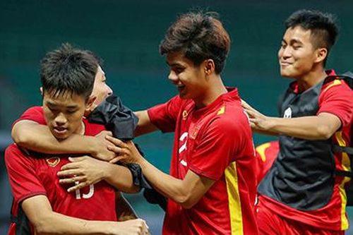 HLV Đinh Thế Nam: 'U19 Việt Nam may mắn, bản lĩnh hơn nên thắng U19 Thái Lan'