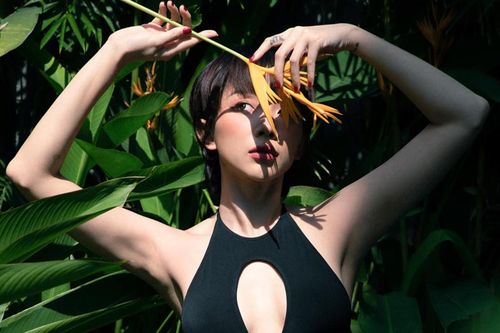 Đỉnh như Tóc Tiên: Chụp ảnh ngoài vườn cứ ngỡ lên bìa tạp chí