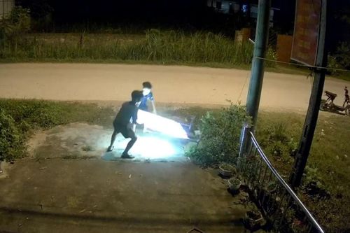 Thấy bảng hiệu bị ngã ở bên đường, 2 bé trai có quyết định bất ngờ