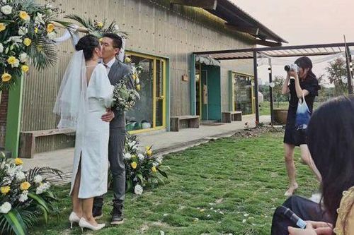 Đám cưới tiết kiệm, sử dụng toàn 'cây nhà lá vườn' tại nông trường của kỹ sư nông nghiệp