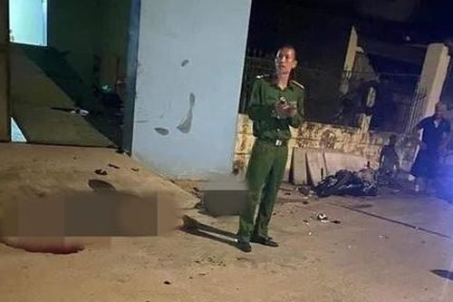 Hai thanh niên tử vong, xe máy nát bét sau cú tông đổ cổng nhà dân