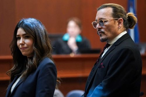 Luật sư Camille Vasquez và bạn trai đến đêm nhạc của Depp