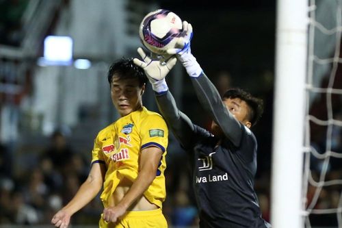 HLV Minh Chiến: 'Bùi Tiến Dũng khó giữ sạch lưới trước HAGL'