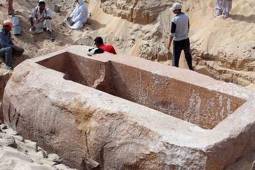 Mở mộ Pharaoh 'bất hạnh' nhất Ai Cập, chuyên gia tái mặt thấy thứ này