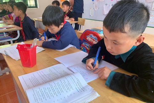 Không phải ai cũng bán sách giáo khoa kiểu 'bia kèm lạc'