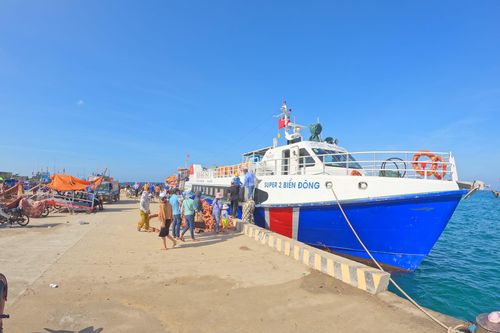 Gặp thời tiết xấu, tàu ra Lý Sơn phải cập cảng cũ