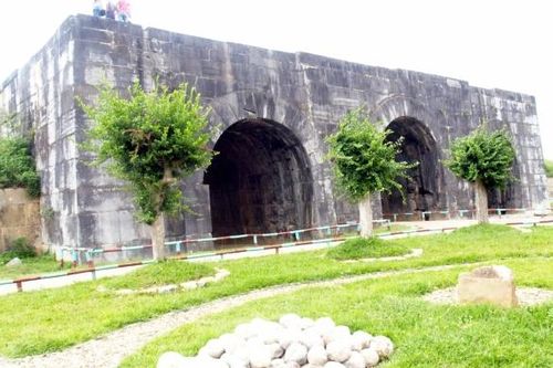 Đi qua Thành Nhà Hồ