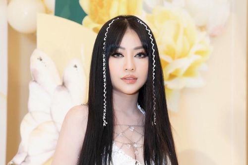 Vy Oanh khoe dáng 'gái 3 con' bên Vân Hugo