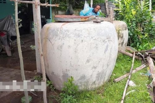 Lấy nước vo gạo thấy màu đỏ nhạt, người dân sốc nặng khi mở nắp chum nước