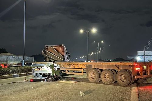 Bình Dương: Xe máy tông vào container đang rẽ, một người chết