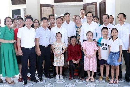 Bộ trưởng Đào Ngọc Dung thăm, tặng quà người có công với cách mạng tại Nghệ An