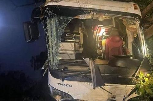 Phú Thọ: Lật xe chở khách du lịch, 13 người thương vong