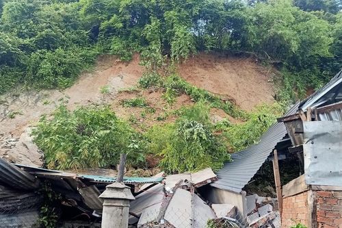 Sạt lở đất vùi lấp nhà dân ở Đắk Lắk, 4 người bị thương nặng