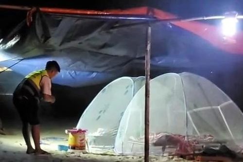 Đi họp lớp đại học, 2 phụ nữ bị sóng biển cuốn tử vong