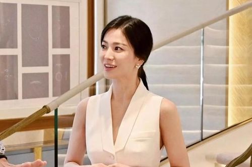 Giới stylist hé lộ bí quyết 'hack dáng' của Song Hye Kyo: Chọn trang phục có cổ áo chữ V