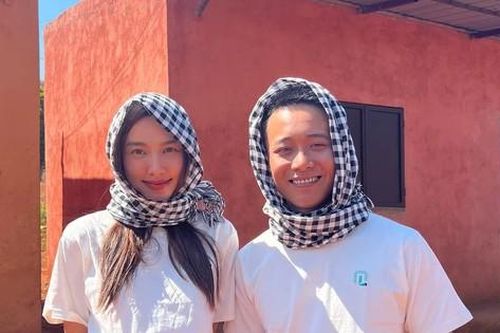 Khoảnh khắc Quang Linh Vlogs đưa Hoa hậu Thùy Tiên ra sân bay: Ngọt hơn phim ngôn tình!