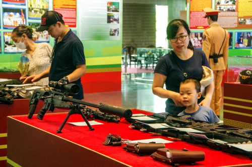 Tiểu liên và súng ngắn Việt Nam sản xuất trong dàn vũ khí khủng của lực lượng cảnh sát đang trưng bày ở Hà Nội