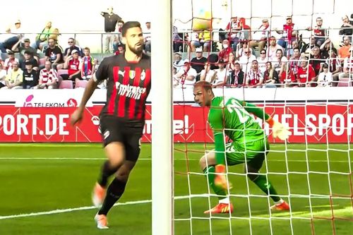 Giroud lừa qua thủ môn bằng cú bấm bóng