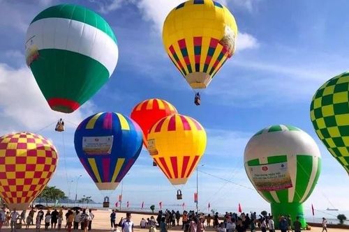 Cửa Lò cháy phòng vì lễ hội khinh khí cầu
