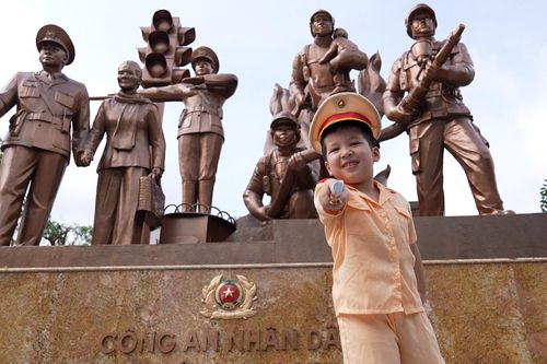 Người Hà Nội tham quan, chụp hình trước tượng đài CSGT và PCCC