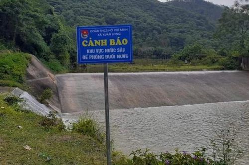 Sinh viên đại học cùng hai cháu bé chết đuối khi tắm ở đập tràn