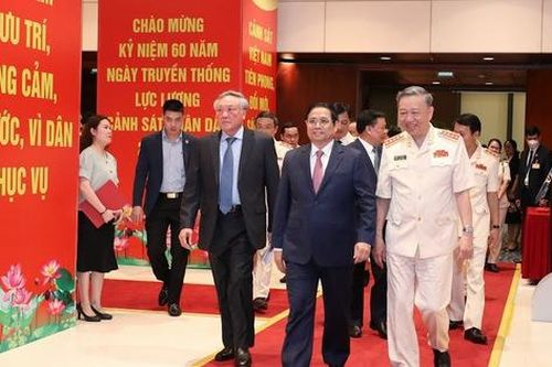 Lực lượng Cảnh sát nhân dân kỷ niệm 60 năm Ngày Truyền thống và đón nhận phần thưởng cao quý