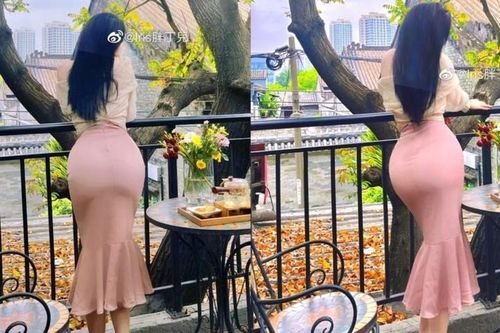 Đi uống cafe, gái xinh khoe vòng 3 chuẩn ao ước của hội chị em