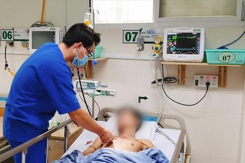 Biểu diễn nuốt mảnh vỡ thủy tinh, 1 diễn viên xiếc suýt mất mạng