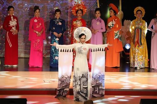 Ấn tượng tà áo dài tại đêm chung kết Hoa hậu Áo dài phu nhân toàn châu Âu năm 2022
