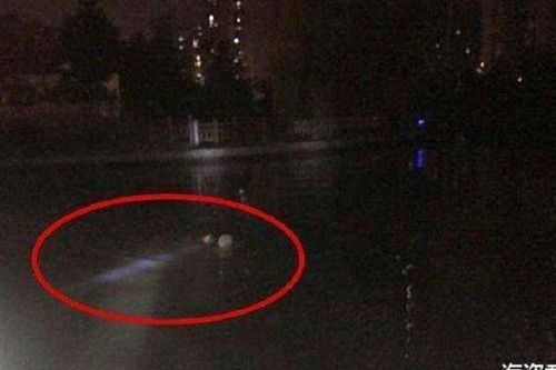 Đi câu đêm vô tình thấy 'vật thể lạ' trôi nổi, 2 thanh niên 'rụng rời chân tay' trước sự thật