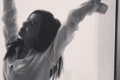 Cao Thái Hà thả dáng quyến rũ nhưng 'hớ hênh' lộ nội y gây mất điểm