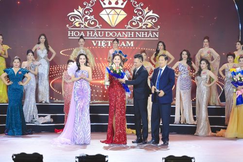 Doanh nhân Nguyễn Thị Tình đạt danh hiệu Người đẹp có nụ cười đẹp Hoa hậu Doanh nhân Việt Nam 2022